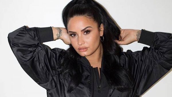 demi-lovato-faz-nova-tatuagem-no-pescoco-confira-a-foto