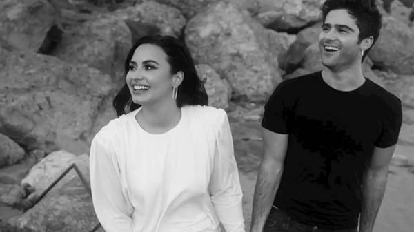 max-ehrich-surge-chorando-em-nova-foto-apos-termino-com-demi-lovato