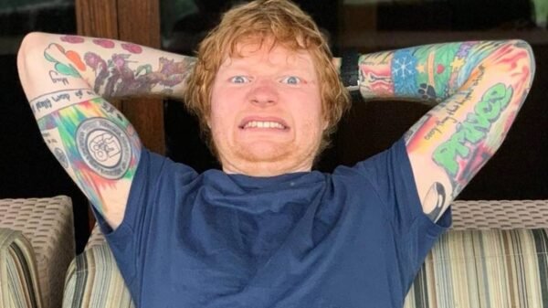 Ed Sheeran faz careta para anunciar novas músicas