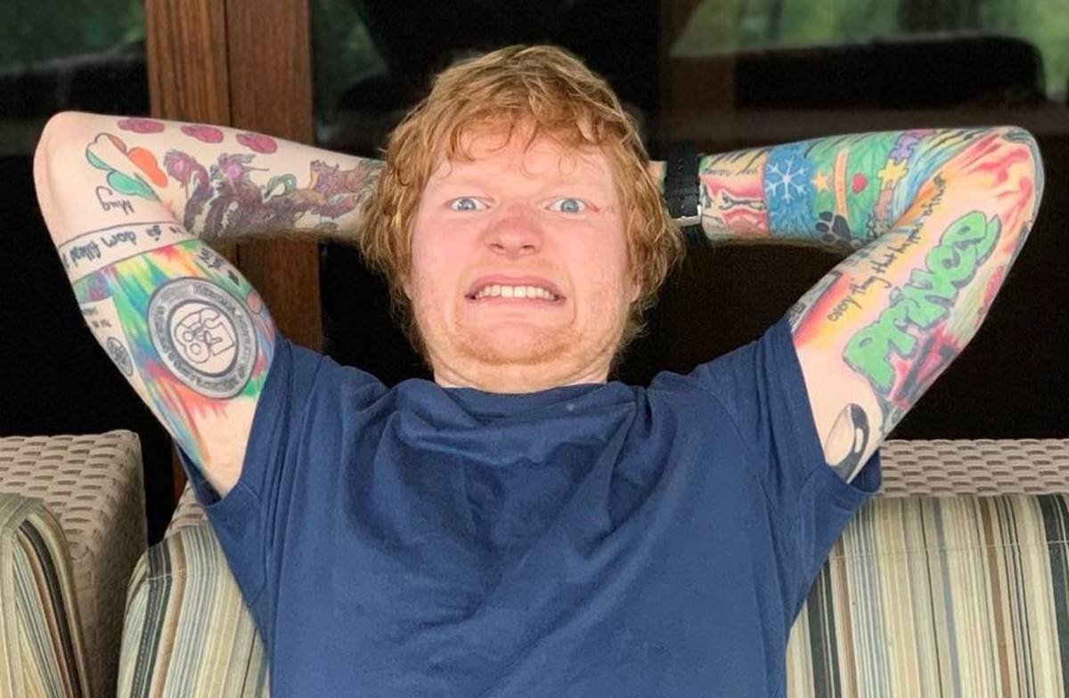Ed Sheeran faz careta para anunciar novas músicas