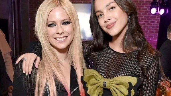 Avril Lavigne e Olivia Rodrigo participam de evento nos EUA