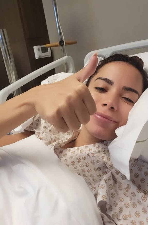 Anitta no hospital para fazer a cirurgia de endometriose