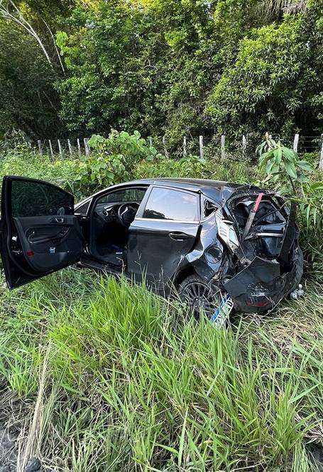 Gizelly Bicalho mostra como ficou carro após acidente