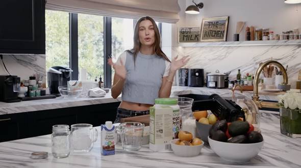 Hailey Bieber mostra sua cozinha luxuosa em vídeo especial