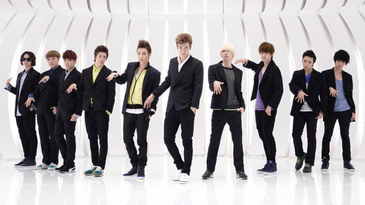 Super Junior no clipe de Mr Simple (2011)