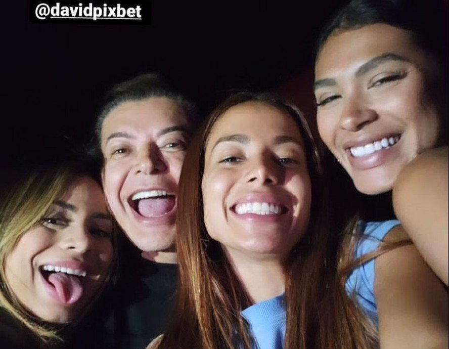 Ao lado de amigos famosos, Anitta assiste Besouro Azul, filme de Bruna Marquezine