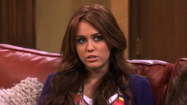 Hannah Montana (vivida por Miley Cyrus) é um sucesso do Disney Channel